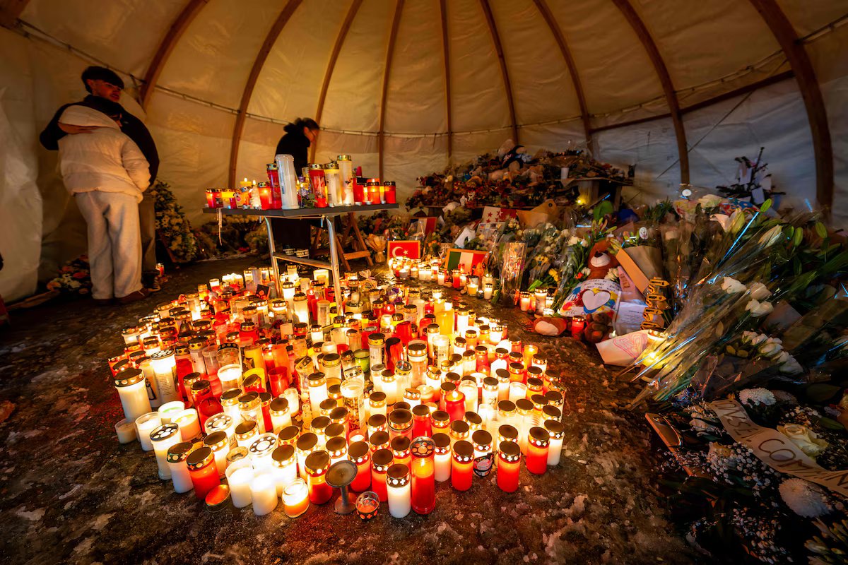 Altarul improvizat pentru victimele tragediei din Elveția a fost cuprins de flăcări