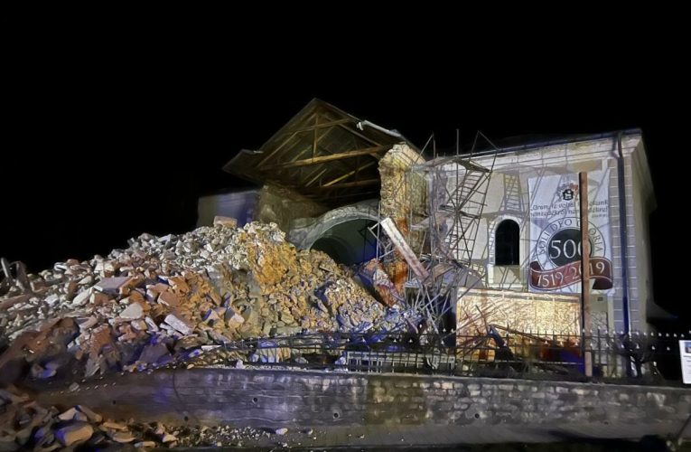 Anchetă pe șantierul unde s-a prăbușit turnul Bisericii Reformate din orașul Cehu Silvaniei. O polițistă a fost rănită