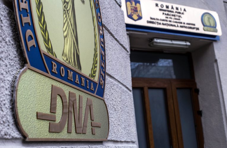 Arhitectul șef, administratorul public și adjunctul Poliției Locale Sector 5, reținuți