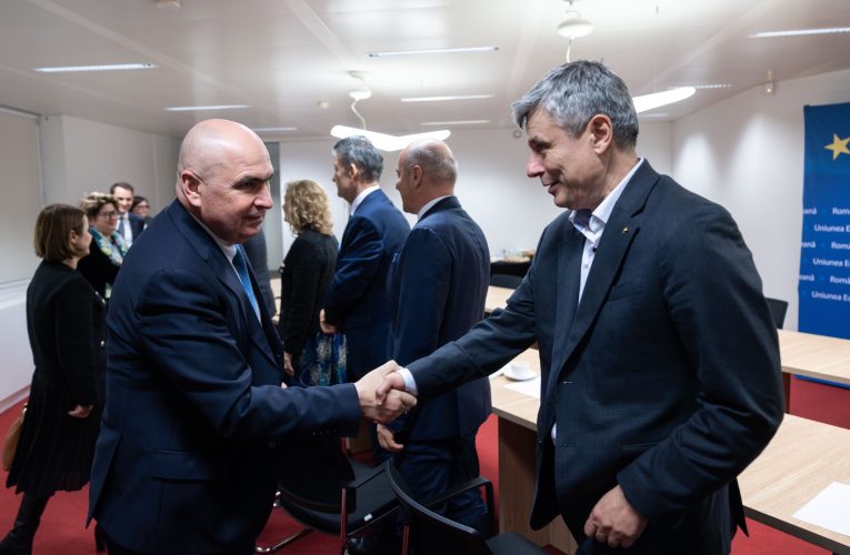 Bolojan, întâlnire la Bruxelles cu europarlamentarii Coaliției. Discuții despre banii pierduți din PNRR