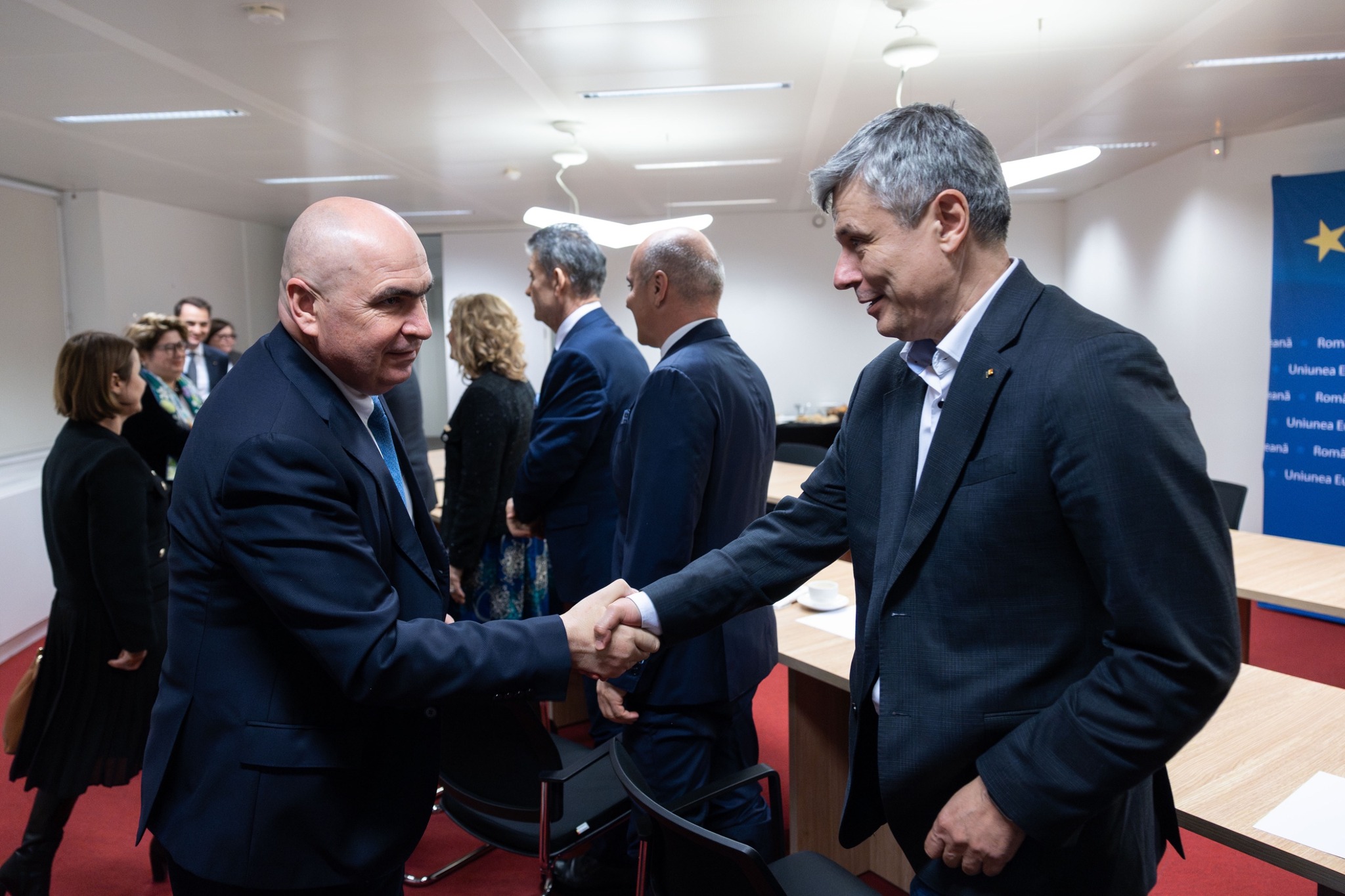 Bolojan, întâlnire la Bruxelles cu europarlamentarii Coaliției. Discuții despre banii pierduți din PNRR