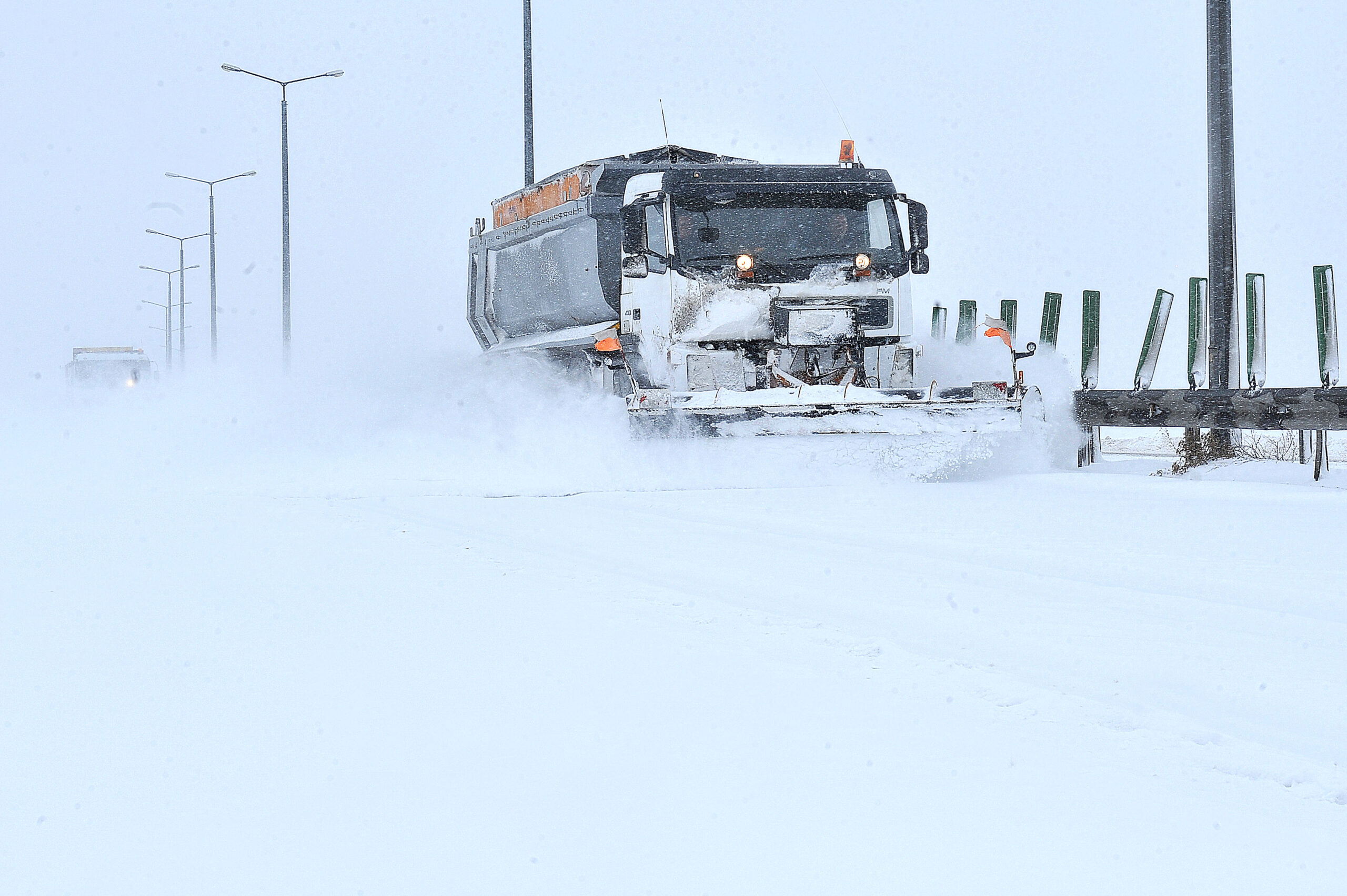 Bucureștiul sub avertizare. Peste 370 de utilaje, mobilizate pentru deszăpezire în Capitală. Primăria anunţă monitorizare strictă şi controale în teren