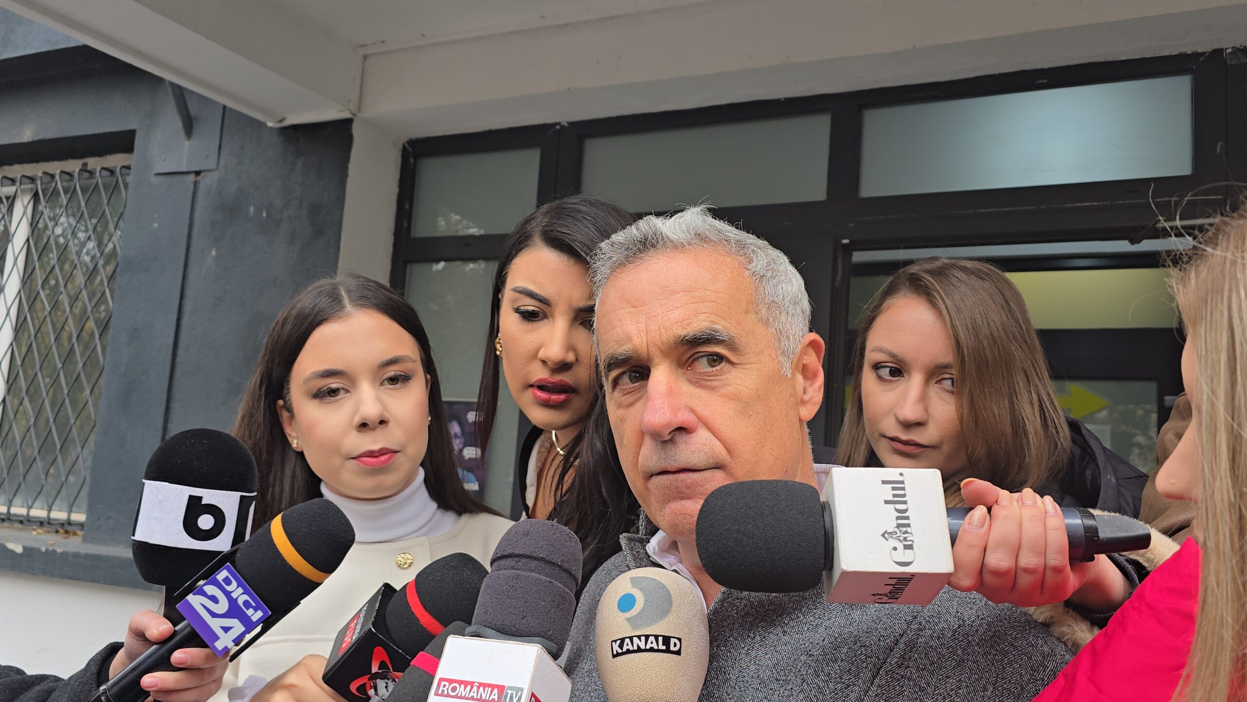 Călin Georgescu a vorbit de „forțe sataniste” și „Uniuni Oligarhice Soroșiste Globaliste” la ieșirea de la tribunal