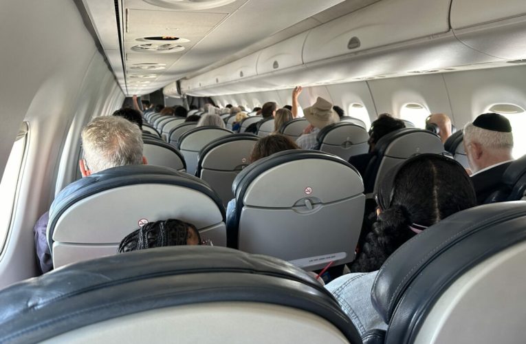 Ce a pățit un român care a întâlnit un alt român într-un avion: „lux pe exterior, sărăcie pe scaun”