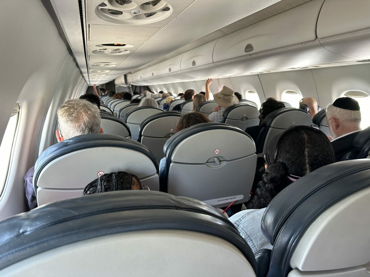 Ce a pățit un român care a întâlnit un alt român într-un avion: „lux pe exterior, sărăcie pe scaun”