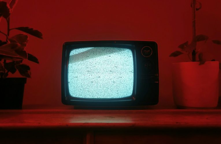 Ce au în comun copiii crescuți cu televizorul mereu pornit în fundal