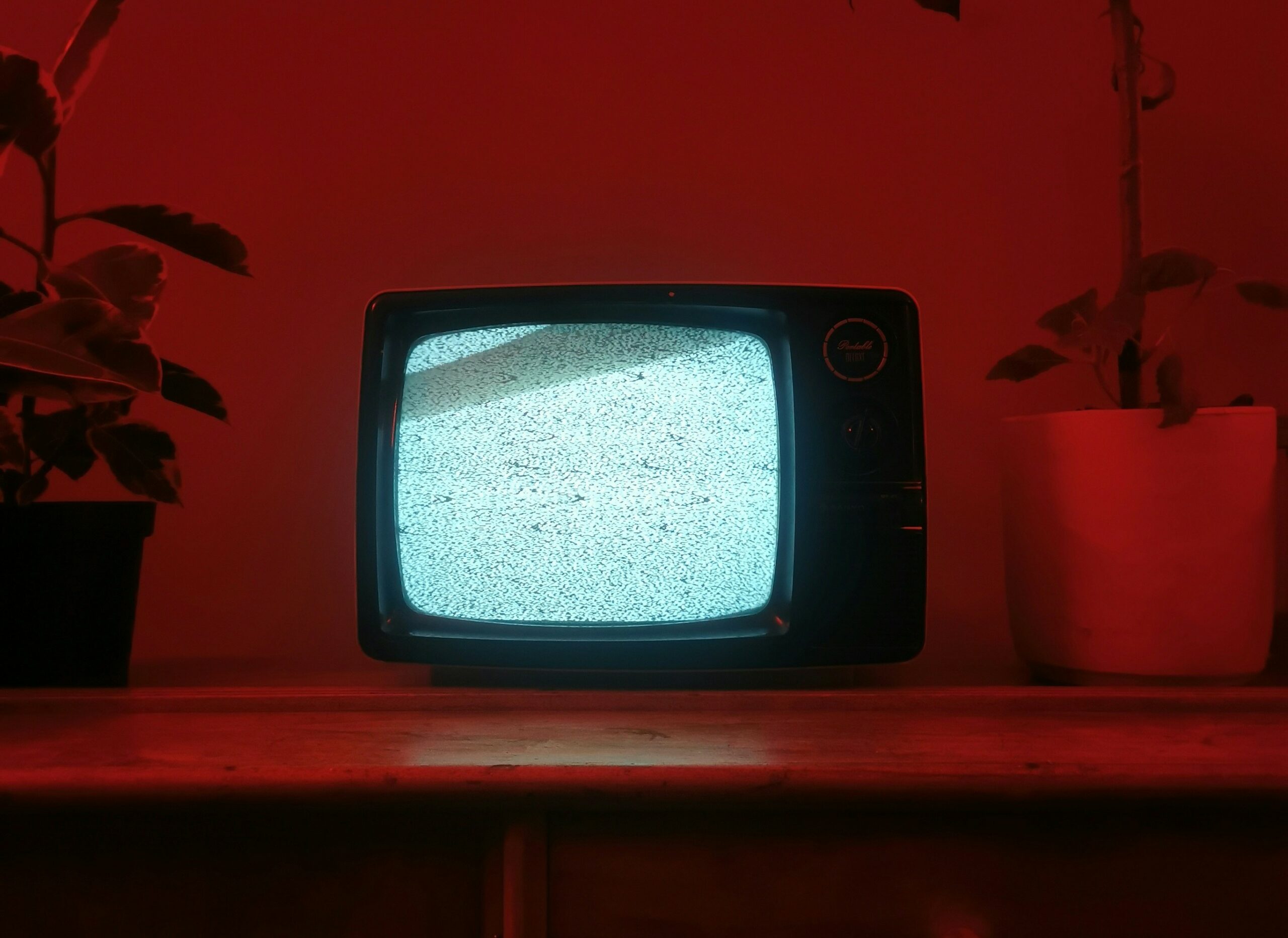 Ce au în comun copiii crescuți cu televizorul mereu pornit în fundal