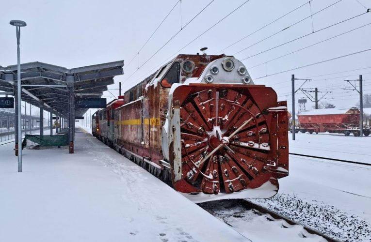 CFR: Peste 500 de angajați, mobilizați cu utilaje de deszăpezire