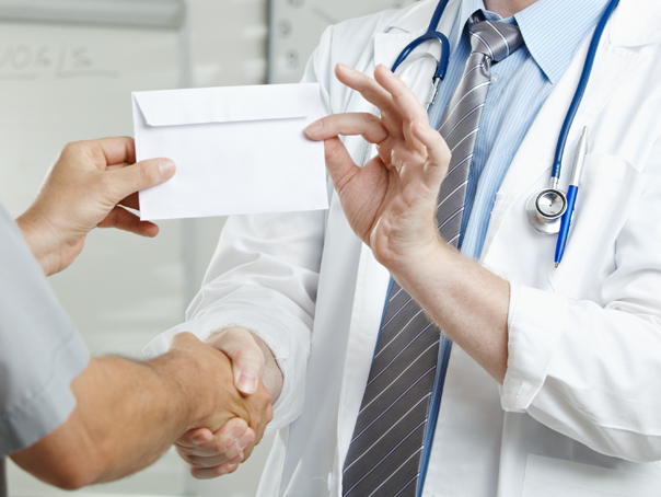 Chirurg din Sibiu, prins în flagrant când lua șpagă să opereze o femeie