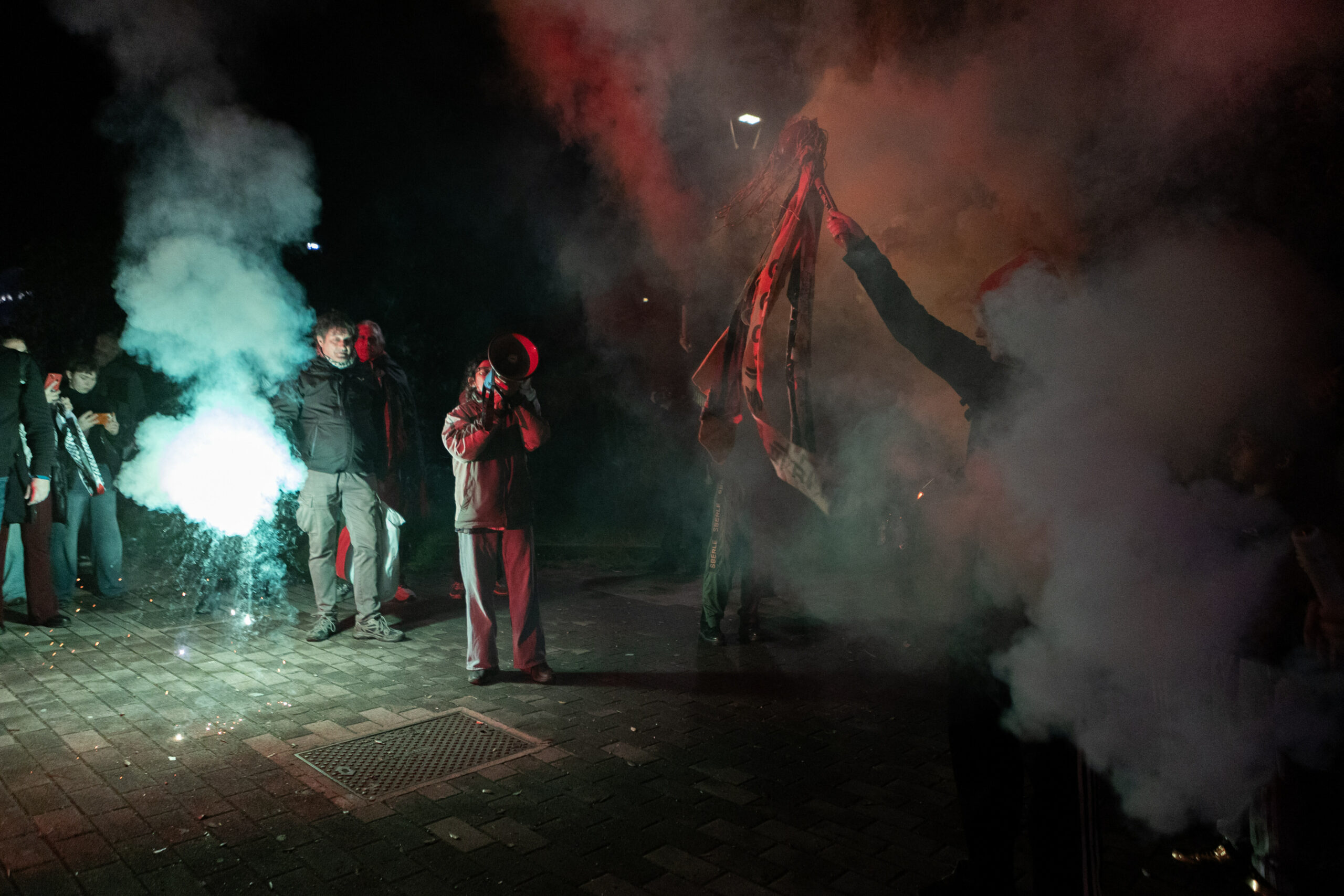 Ciocniri la Milano în timpul Jocurilor Olimpice: protestatari au aruncat petarde, poliția a folosit gaze lacrimogene