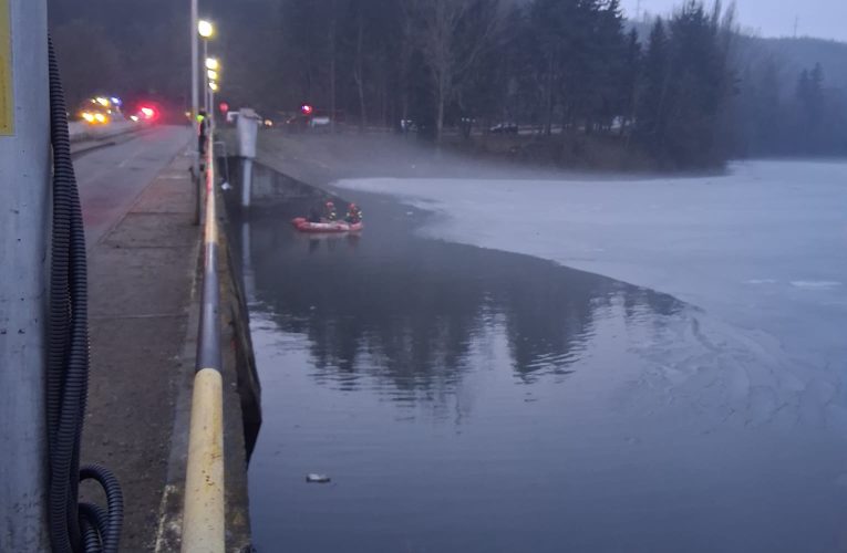 Cluj: Pompieri și scafandri caută un bărbat dispărut în apă, în zona barajului din Gilău