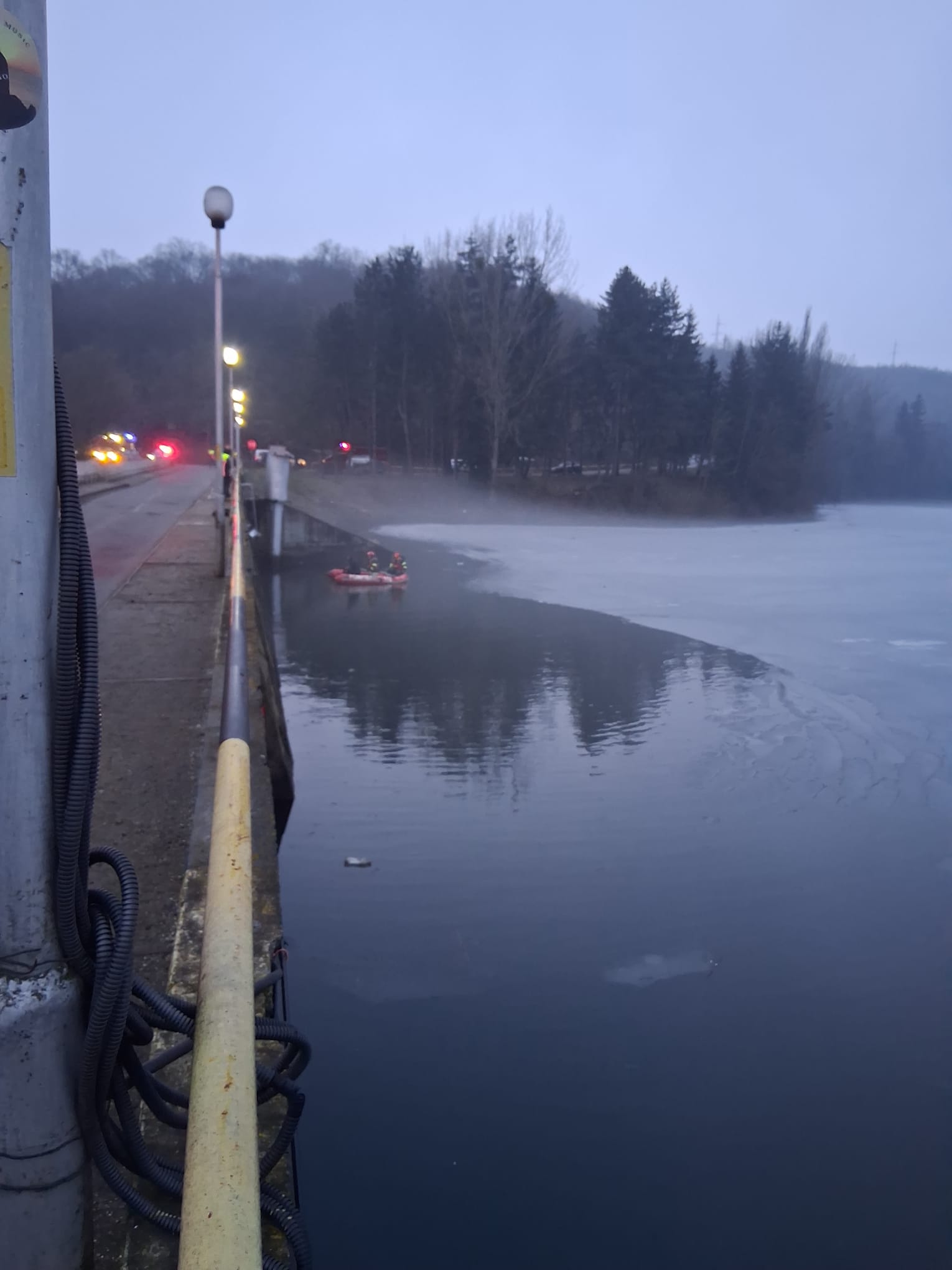 Cluj: Pompieri și scafandri caută un bărbat dispărut în apă, în zona barajului din Gilău