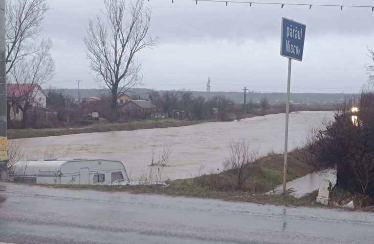 Cod galben de inundații pe râuri din șase județe până luni seara