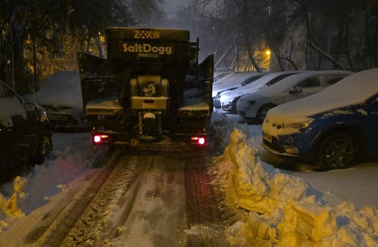 Cod portocaliu de ninsoare în București: Primăriile intervin pentru menținerea condițiilor de siguranță