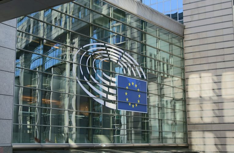 Comisia Europeană vrea acorduri comerciale aprobate mai rapid, pe baza versiunii în engleză