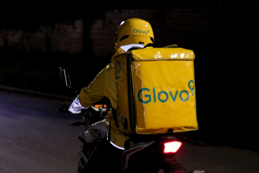 Compania care operează Glovo în Italia, plasată sub control judiciar pentru exploatarea curierilor