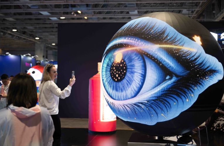 Companii americane acuză firme chineze că au copiat modele AI. Cum funcționează atacurile „model extraction” și „distillation”