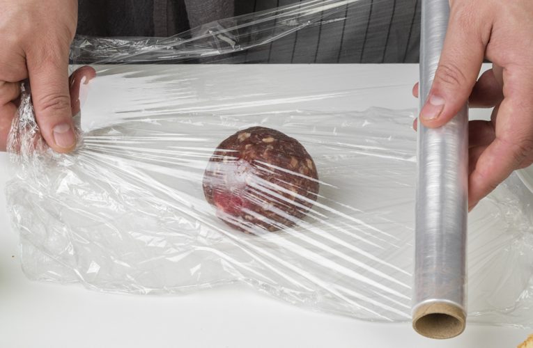 Cum scapi de folia transparentă care se lipește de ea însăși: trucul pe care puțini îl știu