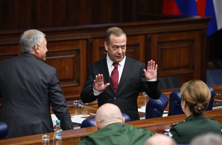 Dmitri Medvedev amenință Franța și Marea Britanie cu arme nucleare dacă sprijină Ucraina