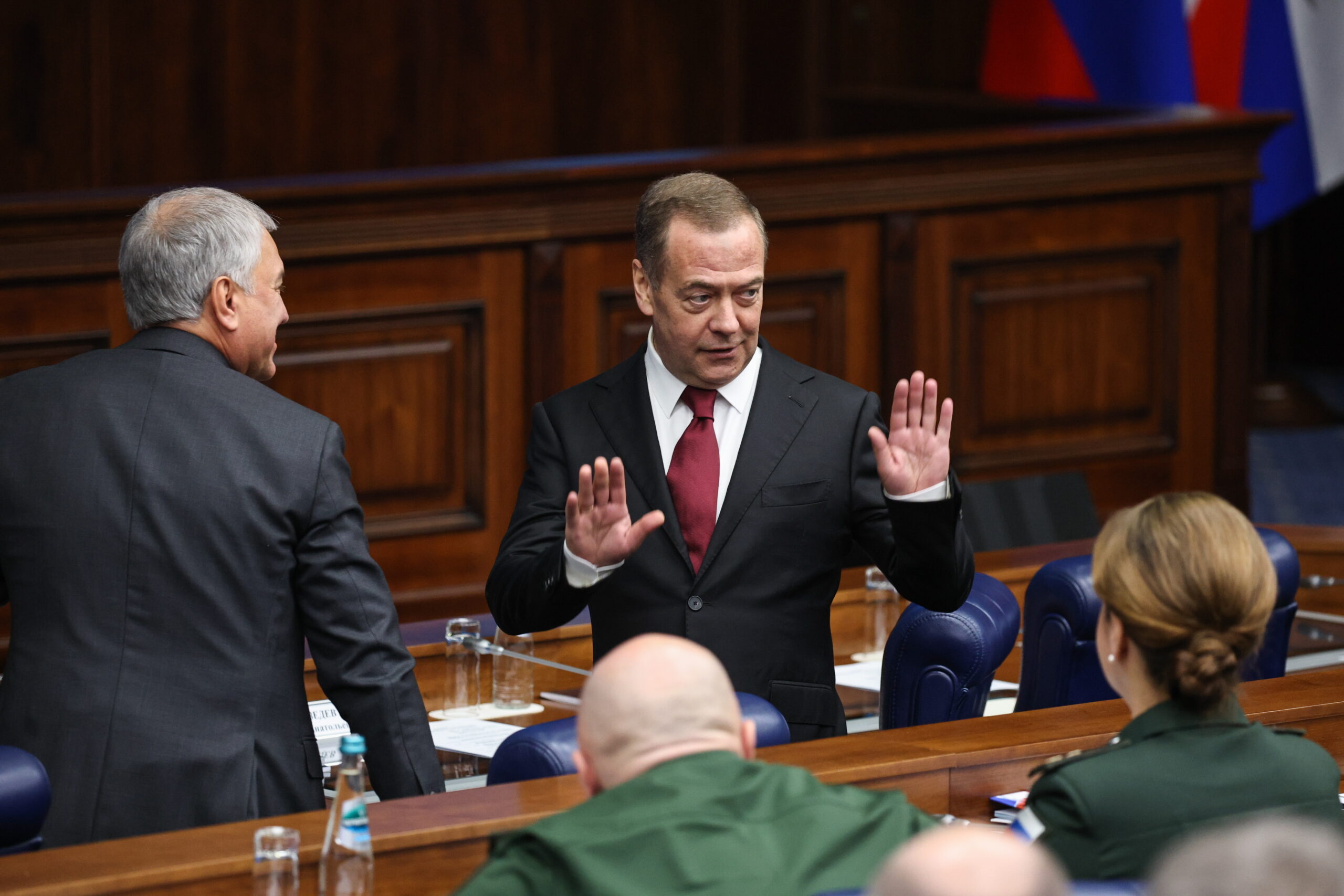 Dmitri Medvedev amenință Franța și Marea Britanie cu arme nucleare dacă sprijină Ucraina