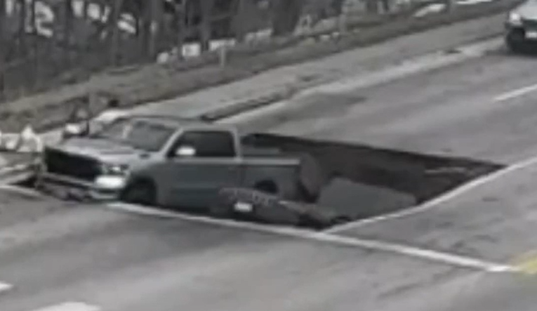 Două mașini, înghițite de pământ în timp ce așteptau la semafor. Momentul, înregistrat de camerele de trafic