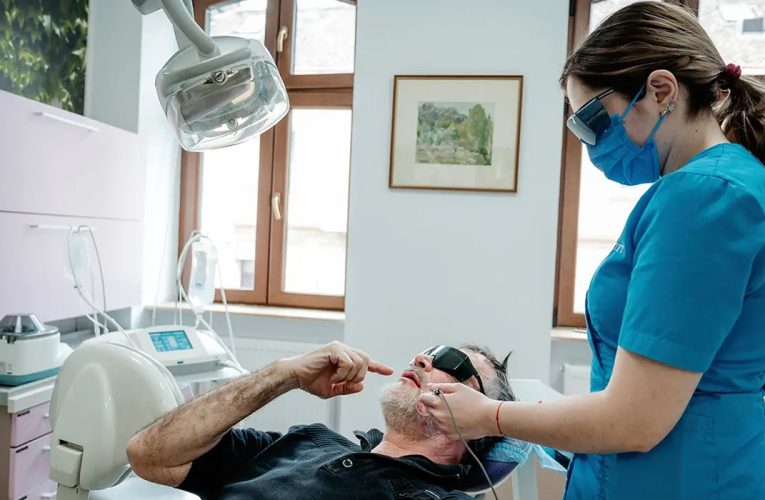 Durerea de maxilar: cauze frecvente și soluții moderne