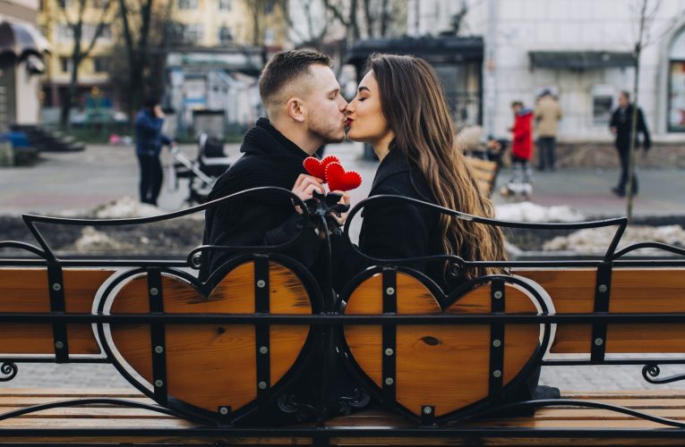 Experții dezvăluie secretul romantismului: Nu gesturile grandioase contează