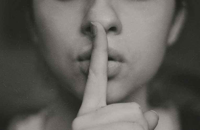 Explicația psihologilor: Ce înseamnă când cineva tăce mereu pentru a evita conflictele