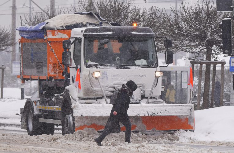 Firmele de salubrizare, somate să deszăpezească trotuarele și trecerile de pietoni din trei sectoare ale Capitalei