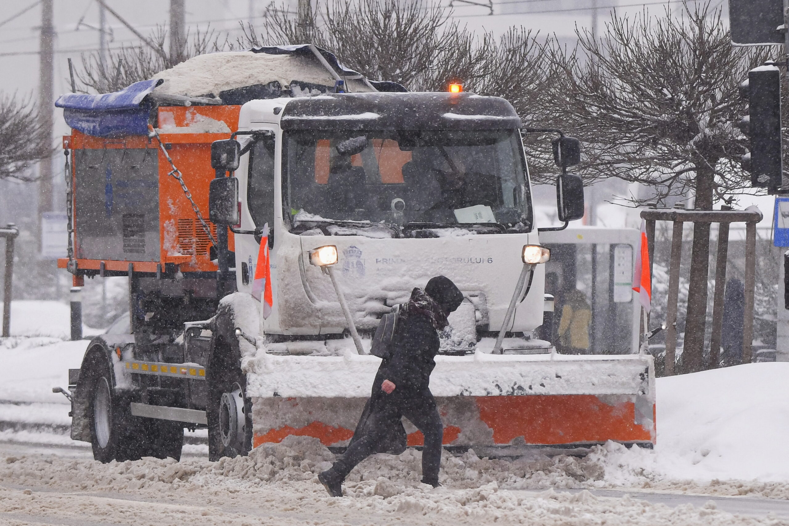 Firmele de salubrizare, somate să deszăpezească trotuarele și trecerile de pietoni din trei sectoare ale Capitalei