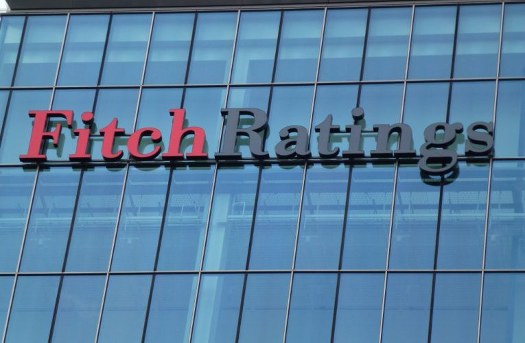 Fitch menține ratingul României la BBB-, perspectivă negativă