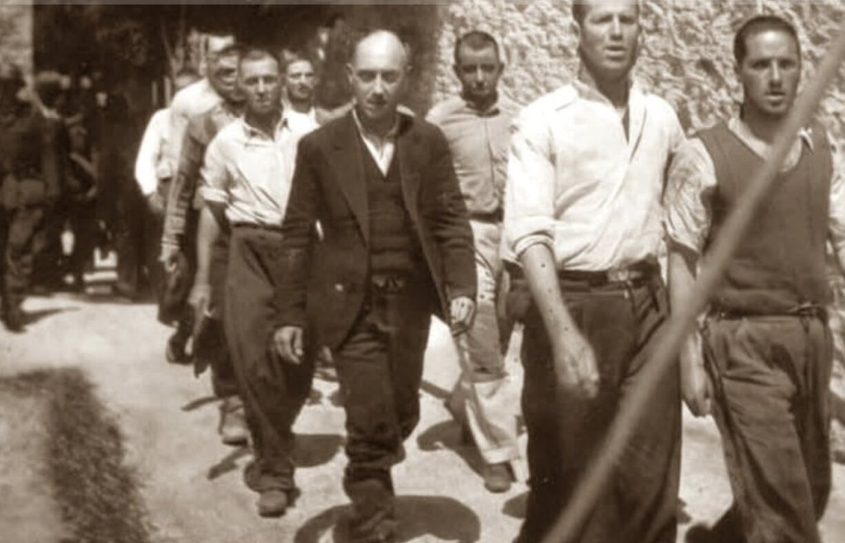 Fotografii de arhivă cu masacrul comuniștilor greci au fost scoase la licitație de un colecționar belgian / Grecii au luat foc