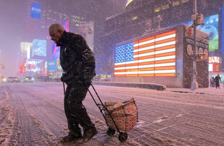 Furtuna de zăpadă paralizează SUA: Peste 5.700 de zboruri anulate și pene masive de curent