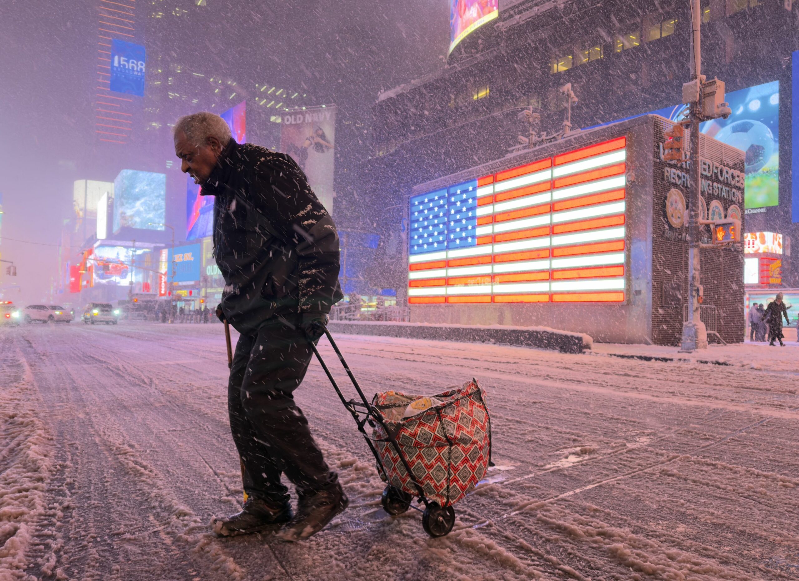 Furtuna de zăpadă paralizează SUA: Peste 5.700 de zboruri anulate și pene masive de curent