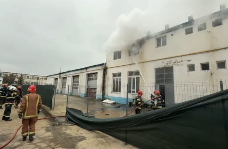 Hală industrială în flăcări în Ploiești. 17 oameni au ieșit din clădire. VIDEO