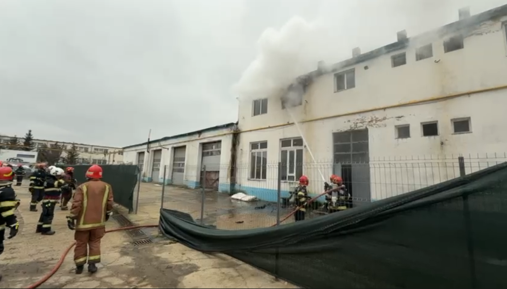 Hală industrială în flăcări în Ploiești. 17 oameni au ieșit din clădire. VIDEO