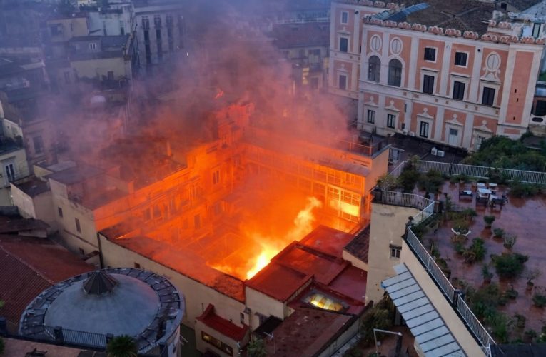Incendiu devastator la Teatrul Sannazaro din Napoli: cupola a ars complet, clădirea grav afectată