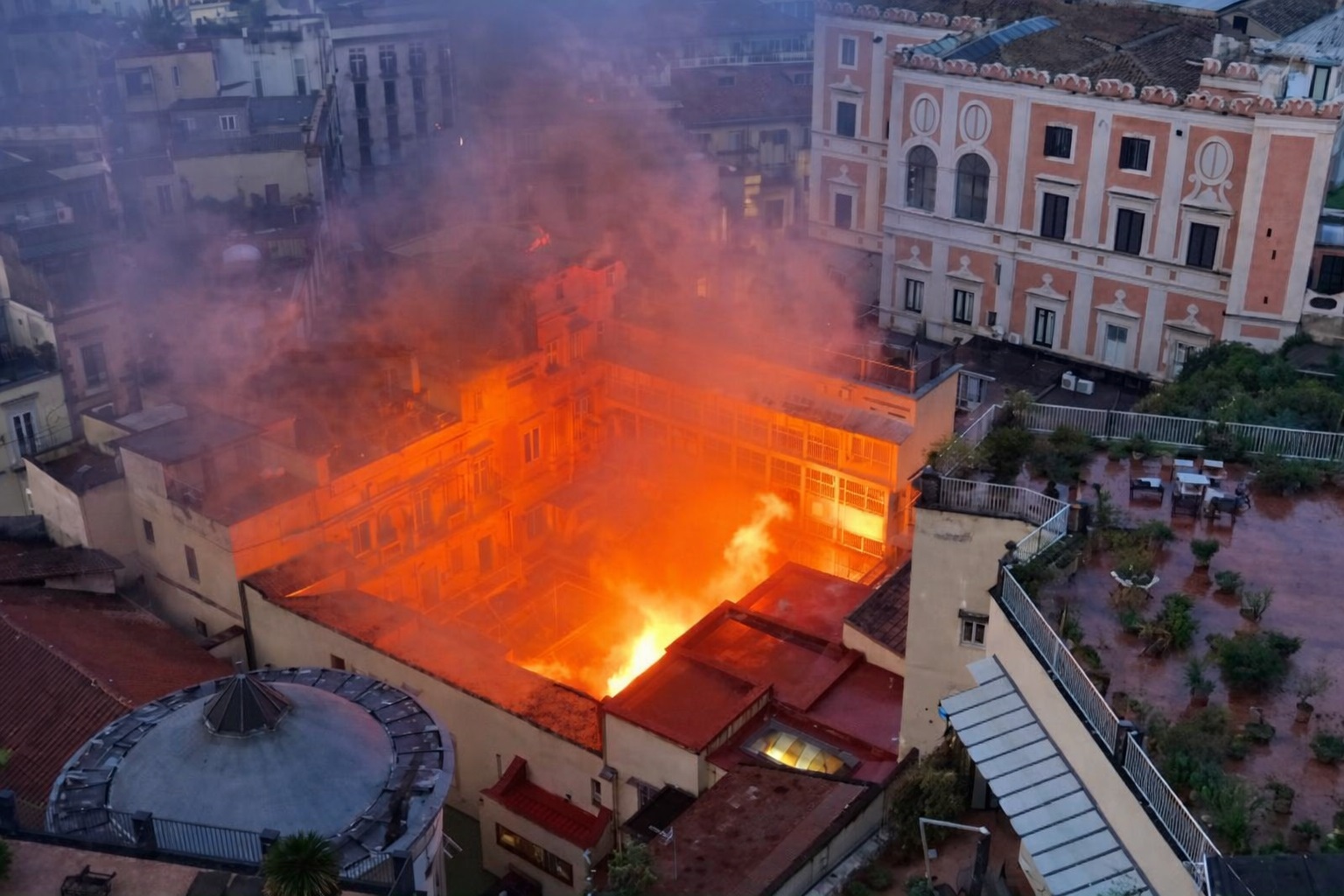 Incendiu devastator la Teatrul Sannazaro din Napoli: cupola a ars complet, clădirea grav afectată
