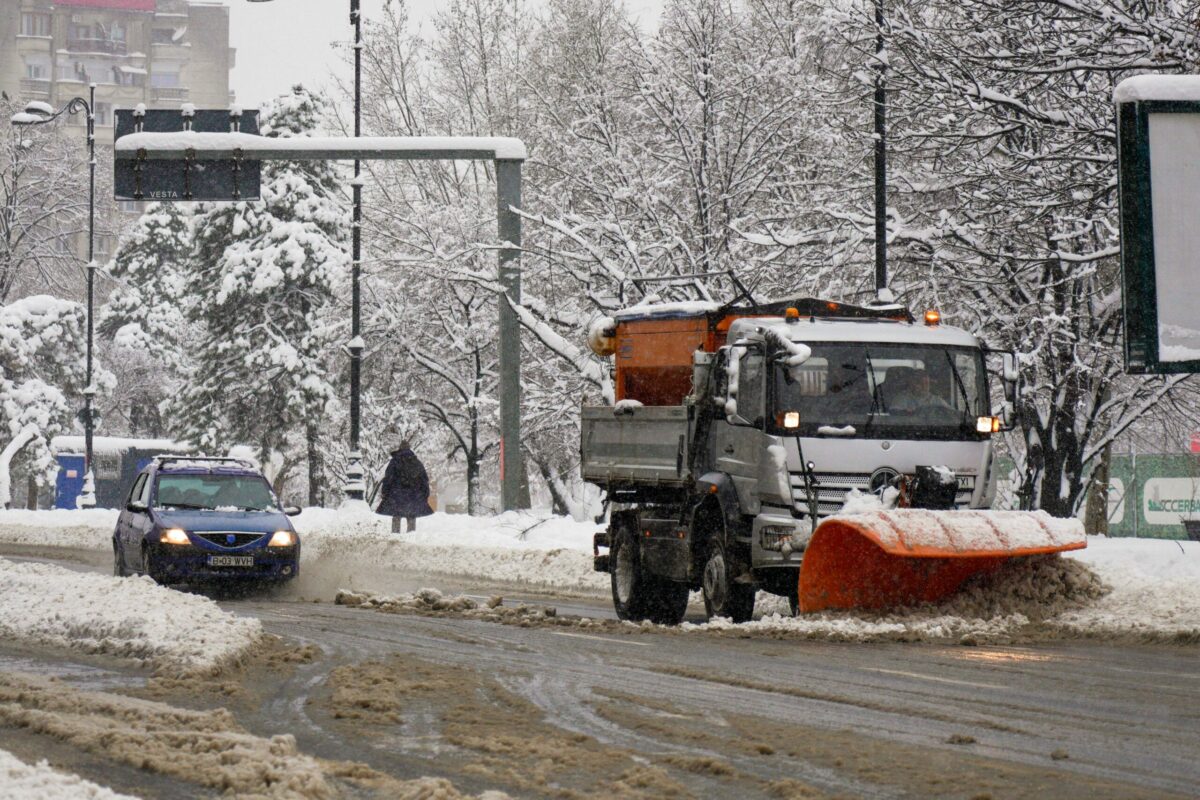 Infotrafic anunță ce drumuri sunt închise miercuri după amiaza din cauza ninsorii și a viscolului