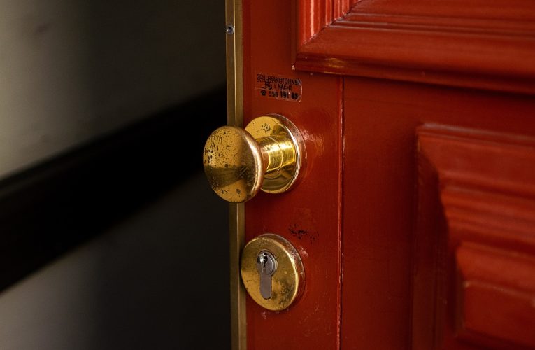 Înșelăciune cu uși plătite și niciodată livrate în Capitală. Prejudiciu de peste 40.000 de euro