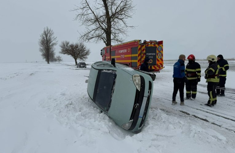 Intervenții în șapte județe pe fondul viscolului: Zeci de persoane blocate în mașini și peste o mie de oameni fără curent