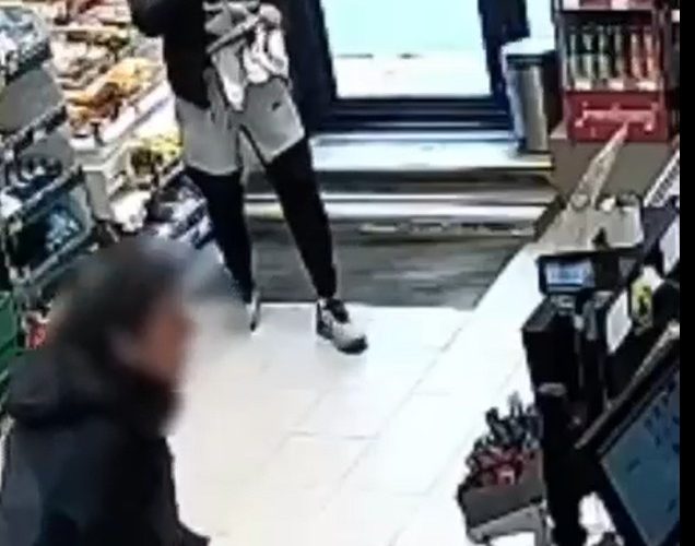 Irlandez înjunghiat într-un apartament din București din cauza unei glume. Victima a cerut ajutor la farmacie