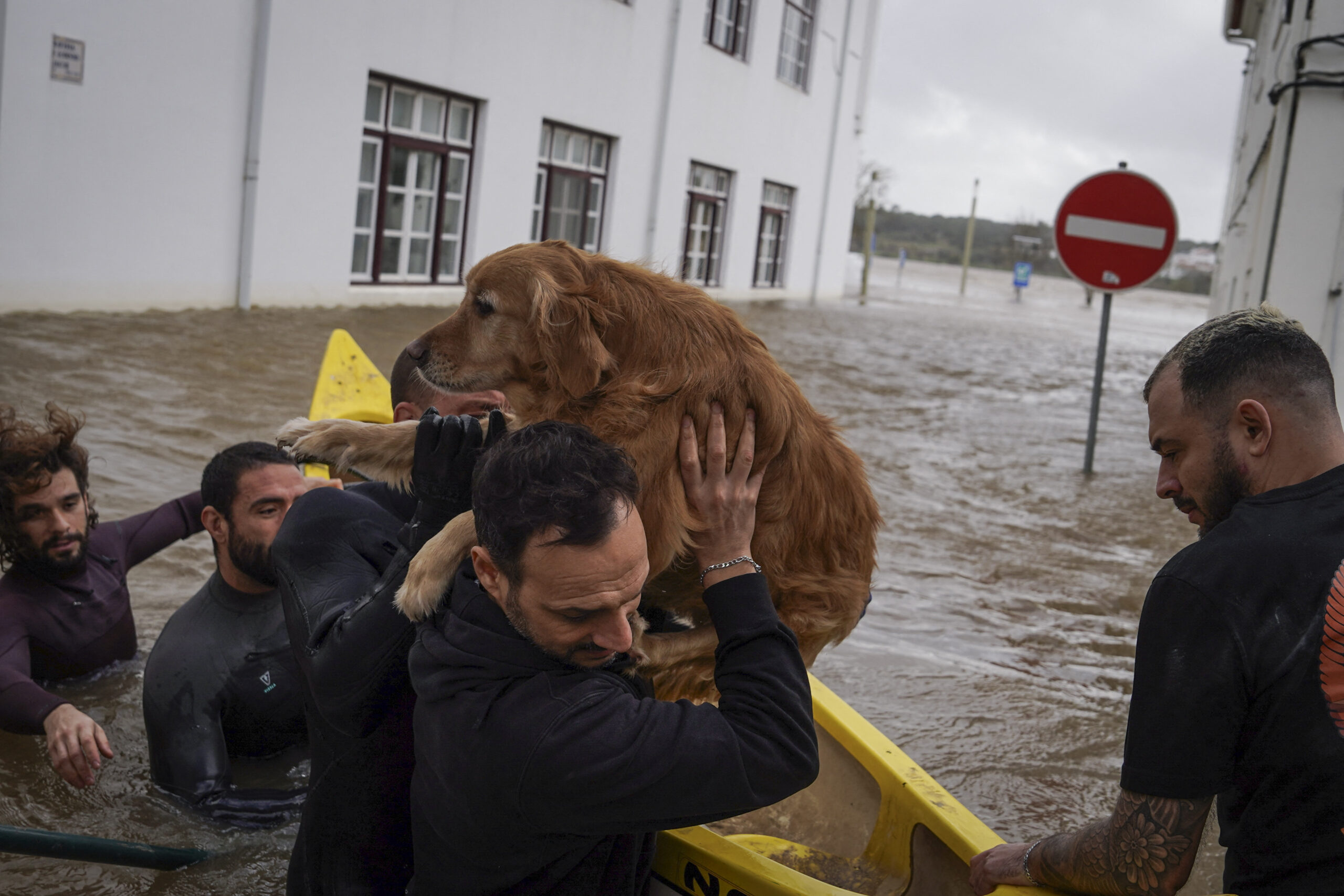 Liderii portughezi sfidează inundațiile și extrema dreaptă pentru a organiza duminică turul doi al alegerilor prezidențiale