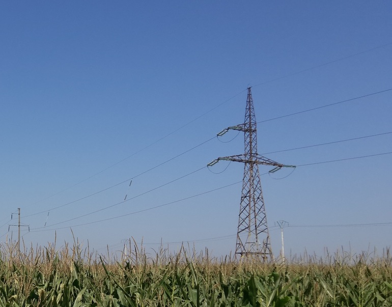 Liniile electrice care traversează terenurile ar putea fi mutate, la cererea proprietarilor