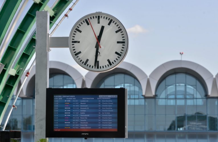 Lucrări de deszăpezire pe aeroporturile Henri Coandă și Băneasa. CNAB: Nicio cursă nu este anulată din motive meteo