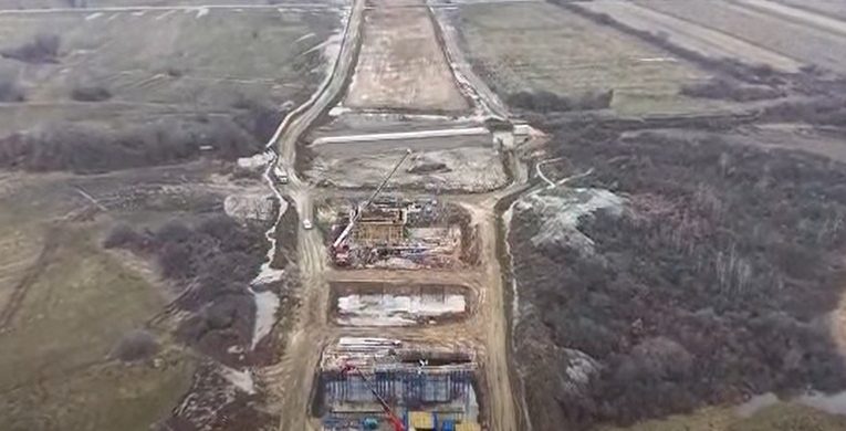 Lucrările pe tronsonul 2 al autostrăzii Sibiu-Făgăraș avansează în ciuda vremii. În ce stadiu au ajuns