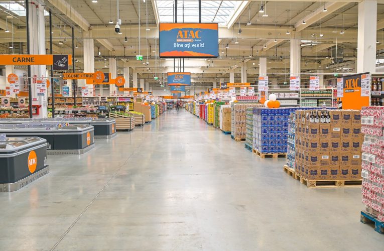 Magazine Auchan din România vizate de un apropiat al premierului maghiar Viktor Orban