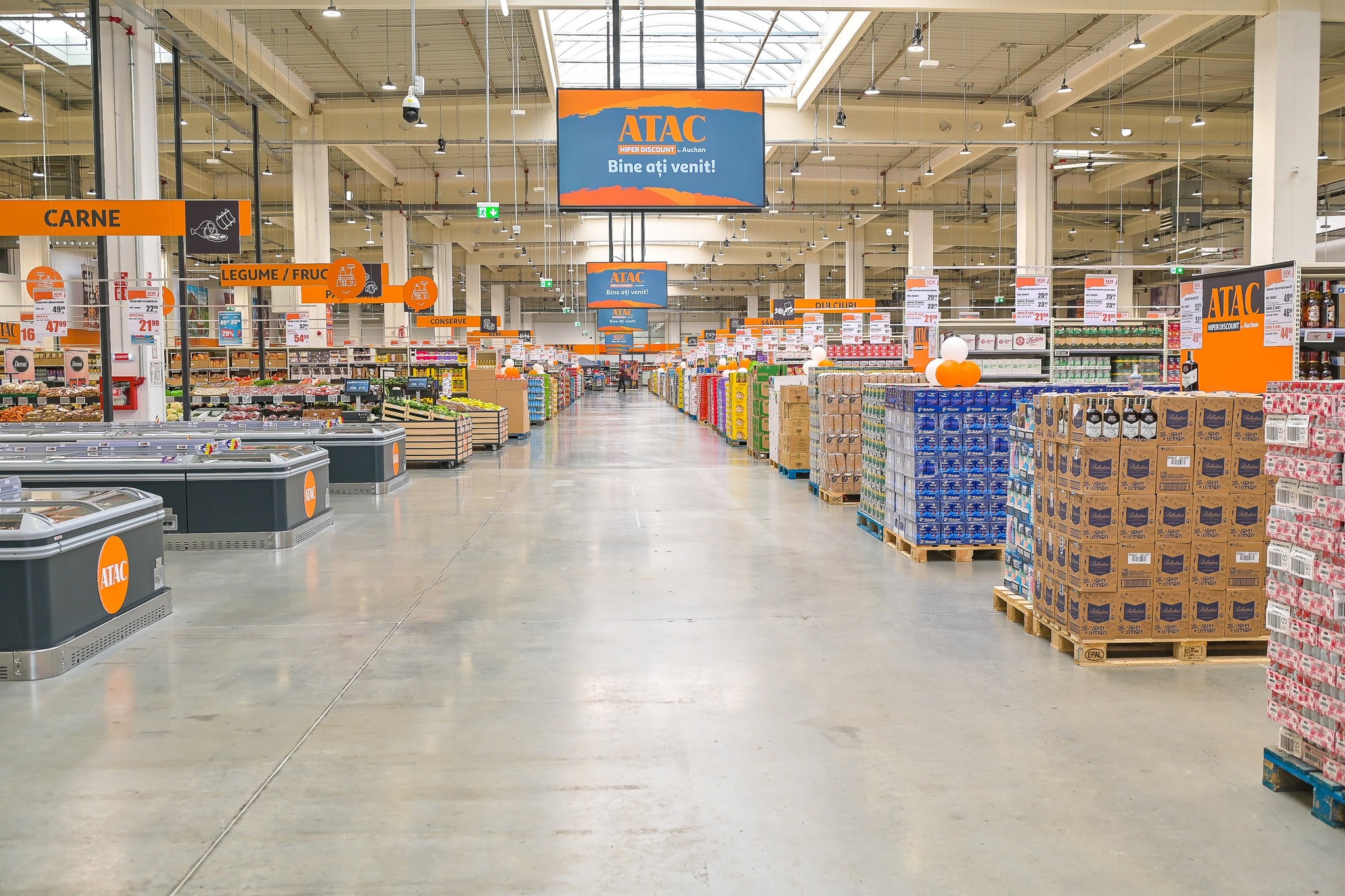 Magazine Auchan din România vizate de un apropiat al premierului maghiar Viktor Orban