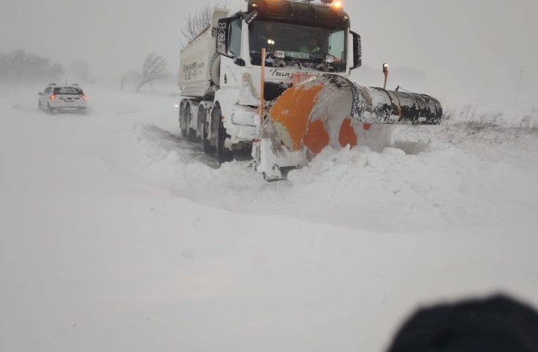 Mai multe persoane blocate în mașini pe drumurile din Brăila din cauza zăpezii