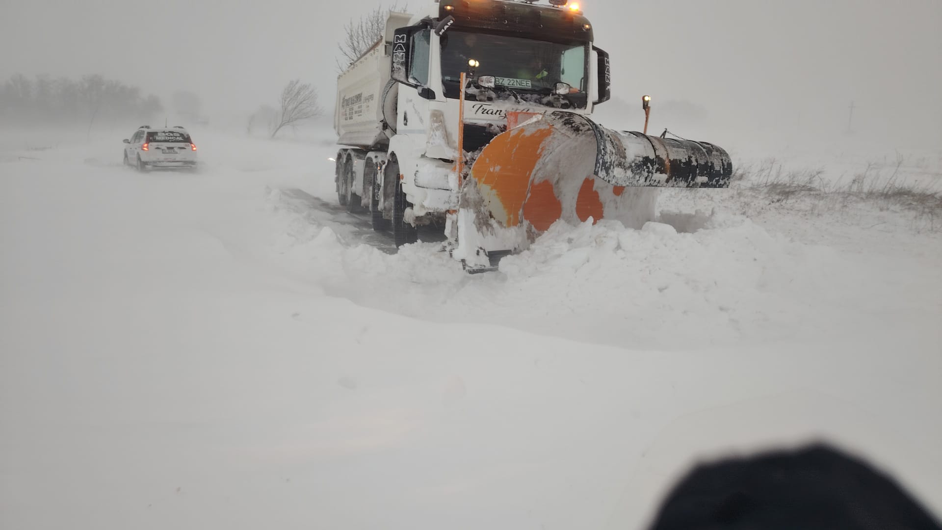 Mai multe persoane blocate în mașini pe drumurile din Brăila din cauza zăpezii